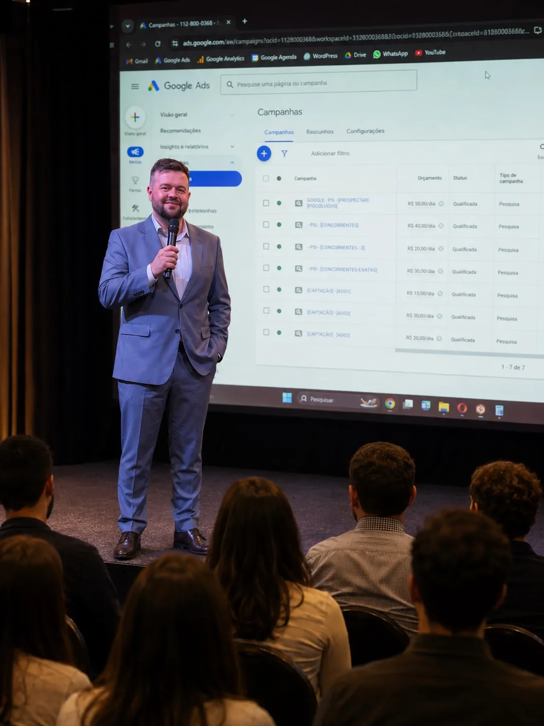 Nei Carneiro apresentando estratégia de Google Ads no palco
